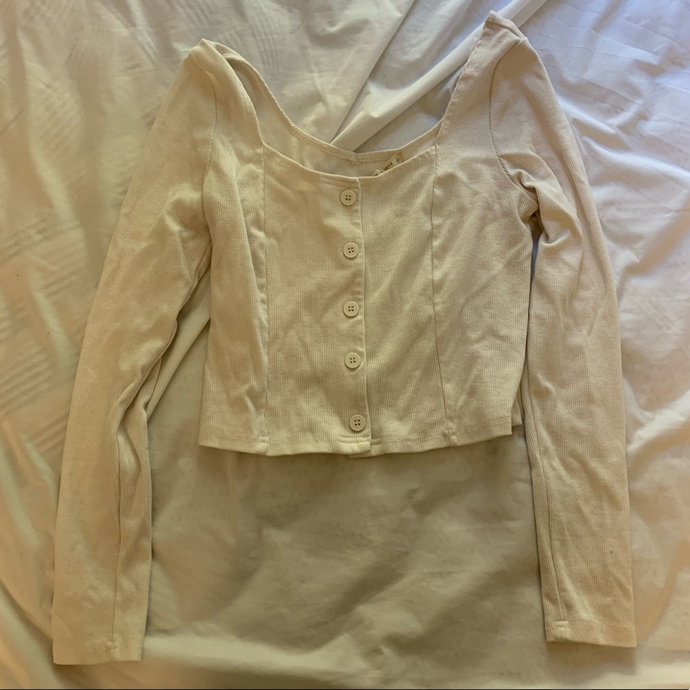 thrifted white buttoned long sleeve shirt ❣️